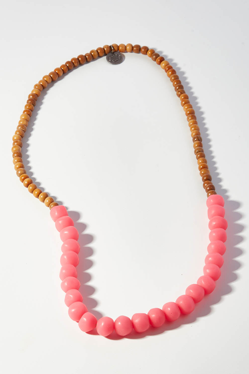 A model wearing size OneSize of the Mini Wood & Rock Necklace in colour Brightpink (Pink), from the front, showing the whole outfit