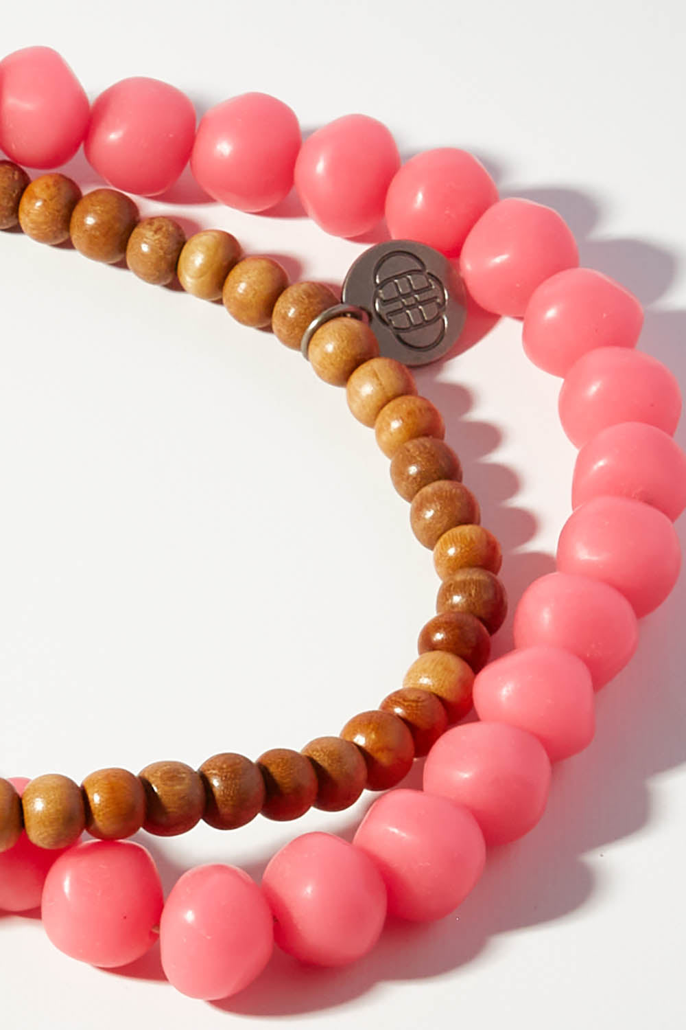 A model wearing size OneSize of the Mini Wood & Rock Necklace in colour Brightpink (Pink), from the front, showing the whole outfit