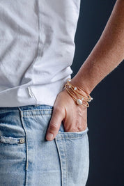 A model wearing the Freshwater Multi Pearl Gold Cuff in colour Goldpearl (Metallics), from the front, cropped image