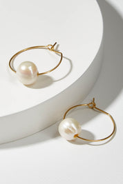 A model wearing size OneSize of the Freshwater Single Pearl Hoop Earring in colour Gold (Metallics), from the front, showing the whole outfit