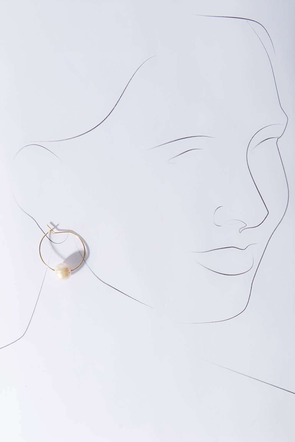 A model wearing size OneSize of the Freshwater Single Pearl Hoop Earring in colour Gold (Metallics), from the front, showing the whole outfit