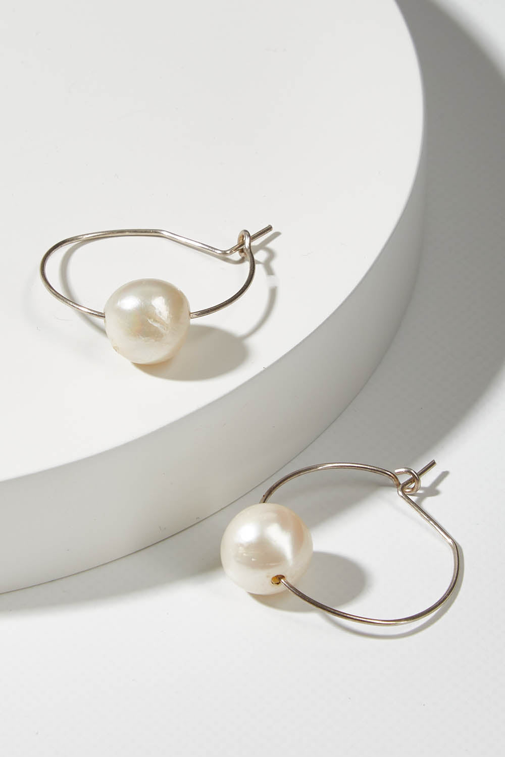 A model wearing size OneSize of the Freshwater Single Pearl Hoop Earring in colour Silver (Metallics), from the front, showing the whole outfit