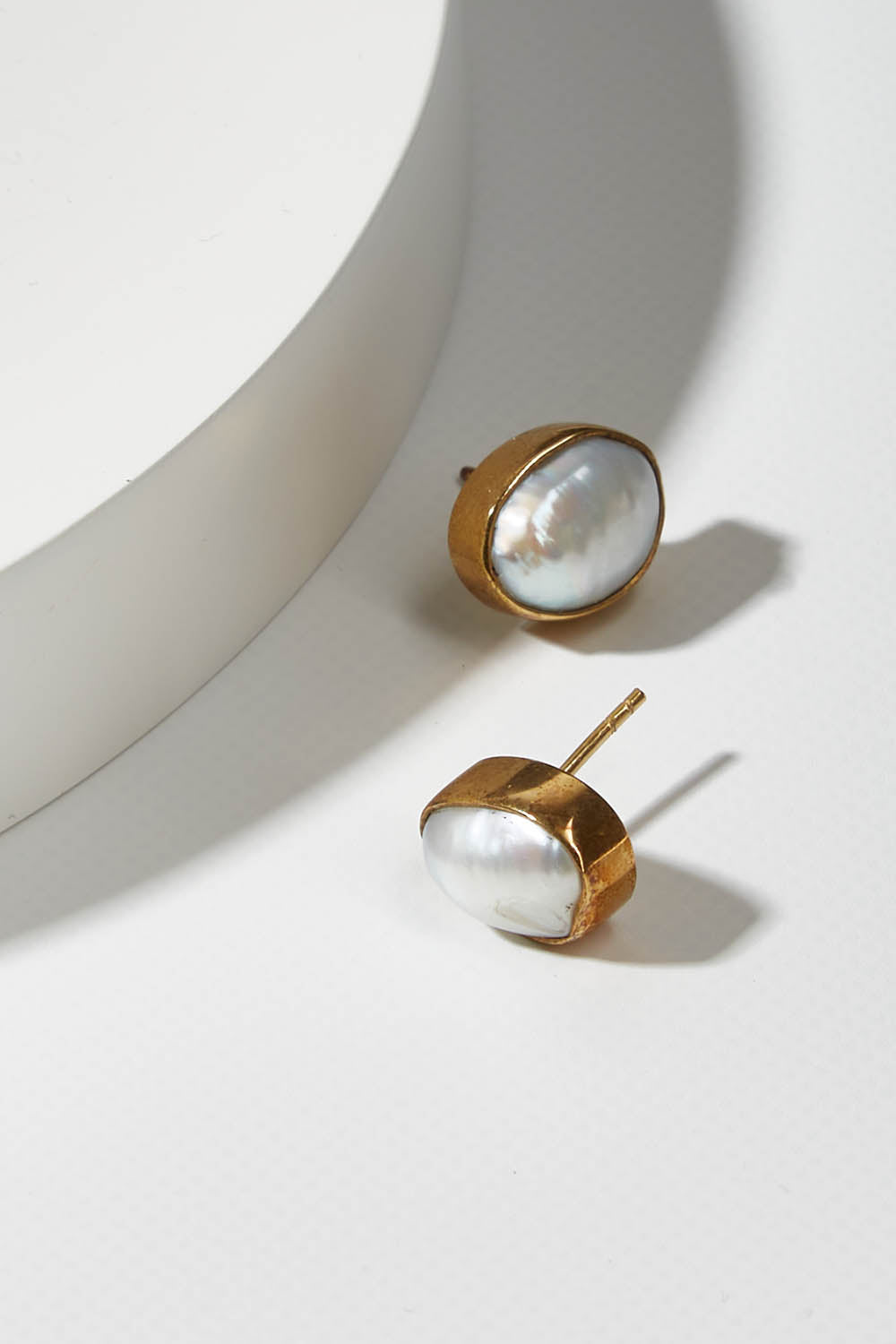 A model wearing size OneSize of the Bezel Set Pearl Stud in colour Gold (Metallics), from the front, showing the whole outfit