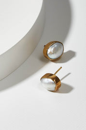 A model wearing size OneSize of the Bezel Set Pearl Stud in colour Gold (Metallics), from the front, showing the whole outfit
