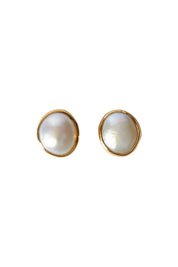 Product shot of the Bezel Set Pearl Stud in colour Gold (Metallics), from the front
