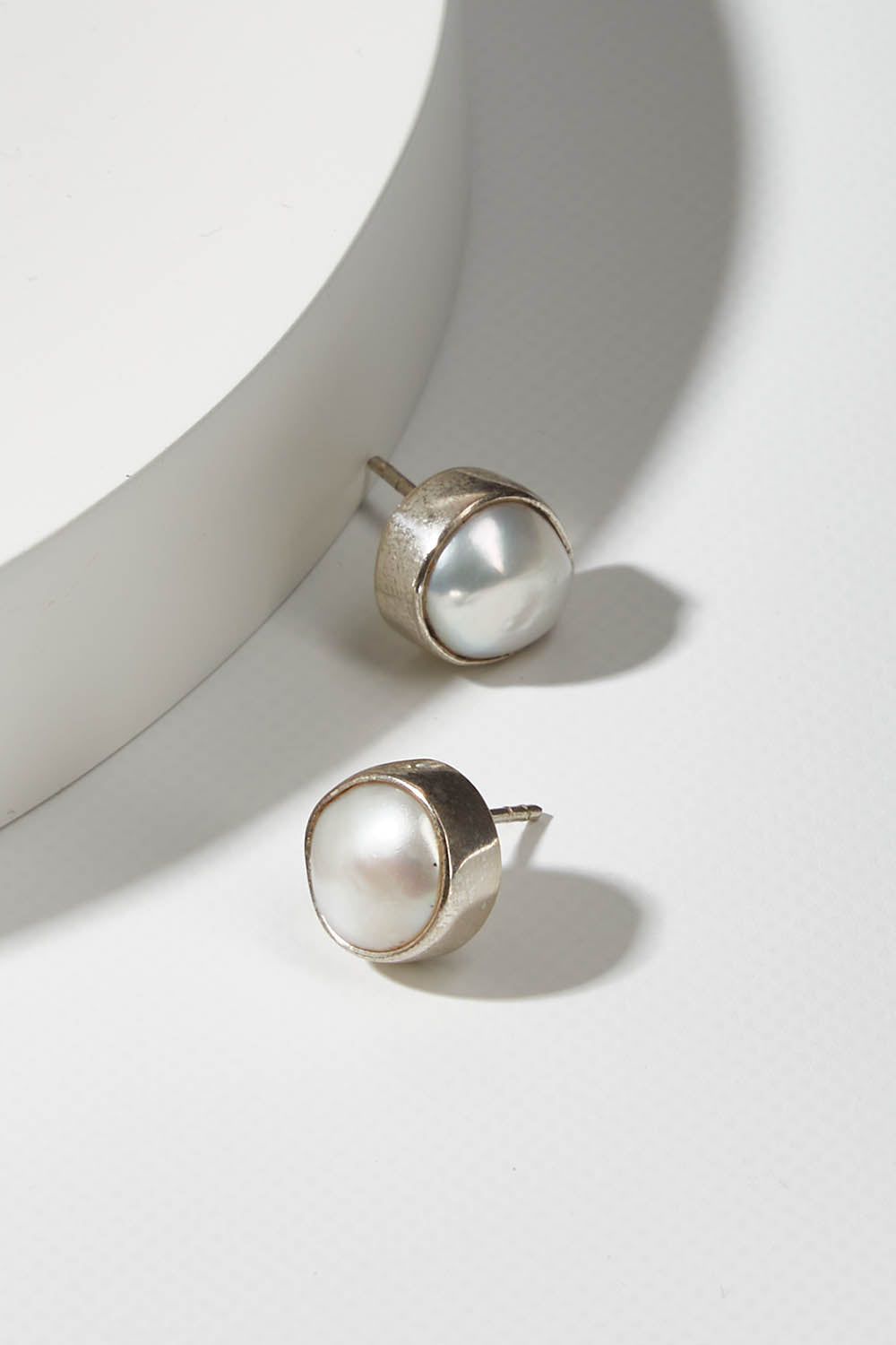 A model wearing size OneSize of the Bezel Set Pearl Stud in colour Silver (Metallics), from the front, showing the whole outfit