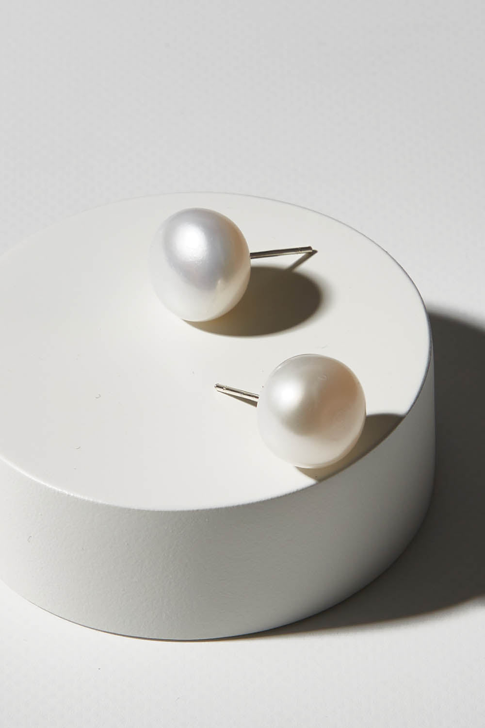 A model wearing size OneSize of the Sterling Silver Medium Pearl Stud in colour Silver (White), from the front, showing the whole outfit