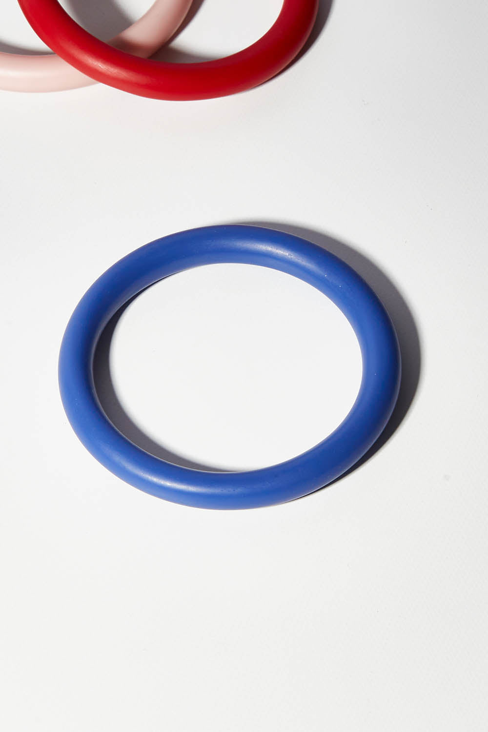 A model wearing size OneSize of the Resin Classic Bracelet in colour Indigo (Blue), from the front, showing the whole outfit