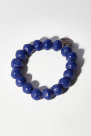 A model wearing size OneSize of the Rock Resin Bracelet in colour Brightblue (Blue), from the front, showing the whole outfit