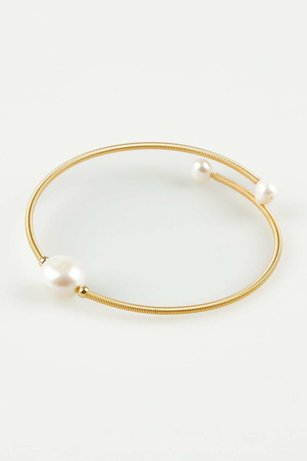 A model wearing the Freshwater Single Pearl Gold Cuff in colour Goldpearl (Metallics), from the front, showing the whole outfit
