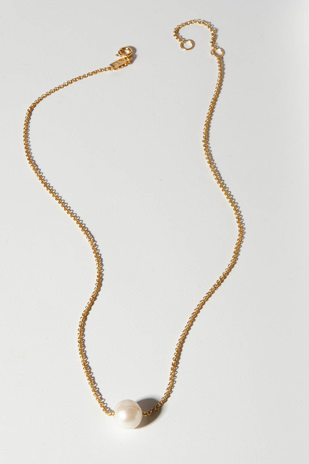 A model wearing size OneSize of the Single Pearl Necklace in colour Gold (Metallics), from the front, showing the whole outfit