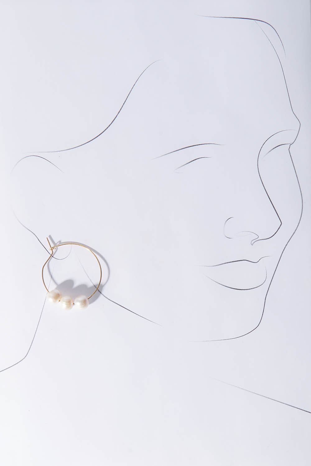 A model wearing size OneSize of the Freshwater Triple Pearl Hoop Earring in colour Gold (Metallics), from the front, showing the whole outfit
