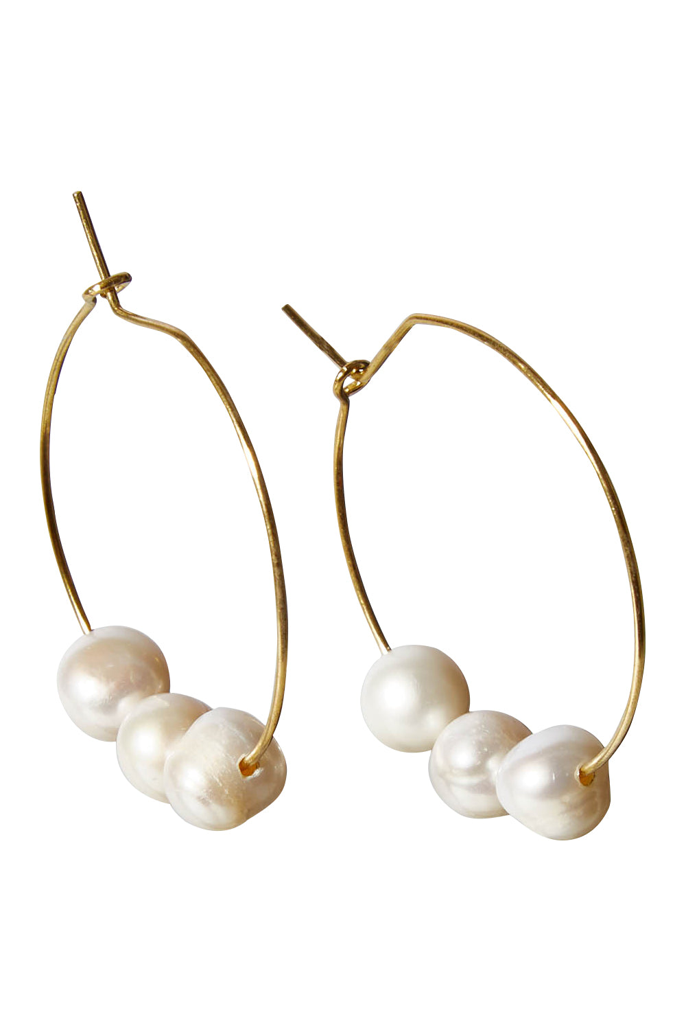 Product shot of the Freshwater Triple Pearl Hoop Earring in colour Gold (Metallics), from the front
