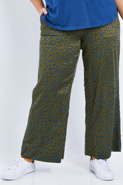 Model Fiona wearing size 16 of the Printed Wide Leg Pant in colour Mustspots (Black), from the front, cropped image