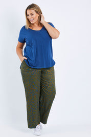 Model Fiona wearing size 16 of the Printed Wide Leg Pant in colour Mustspots (Black), from the front, showing the whole outfit
