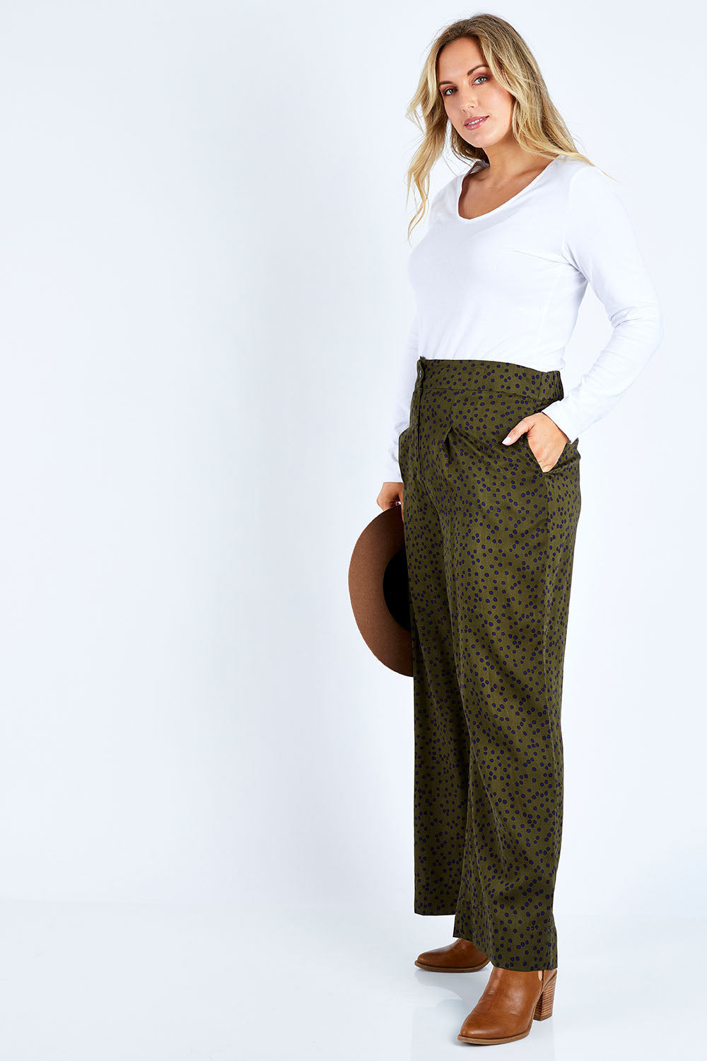 Model Jess wearing size 14 of the Printed Wide Leg Pant in colour Mustspots (Black), from the front, showing the whole outfit