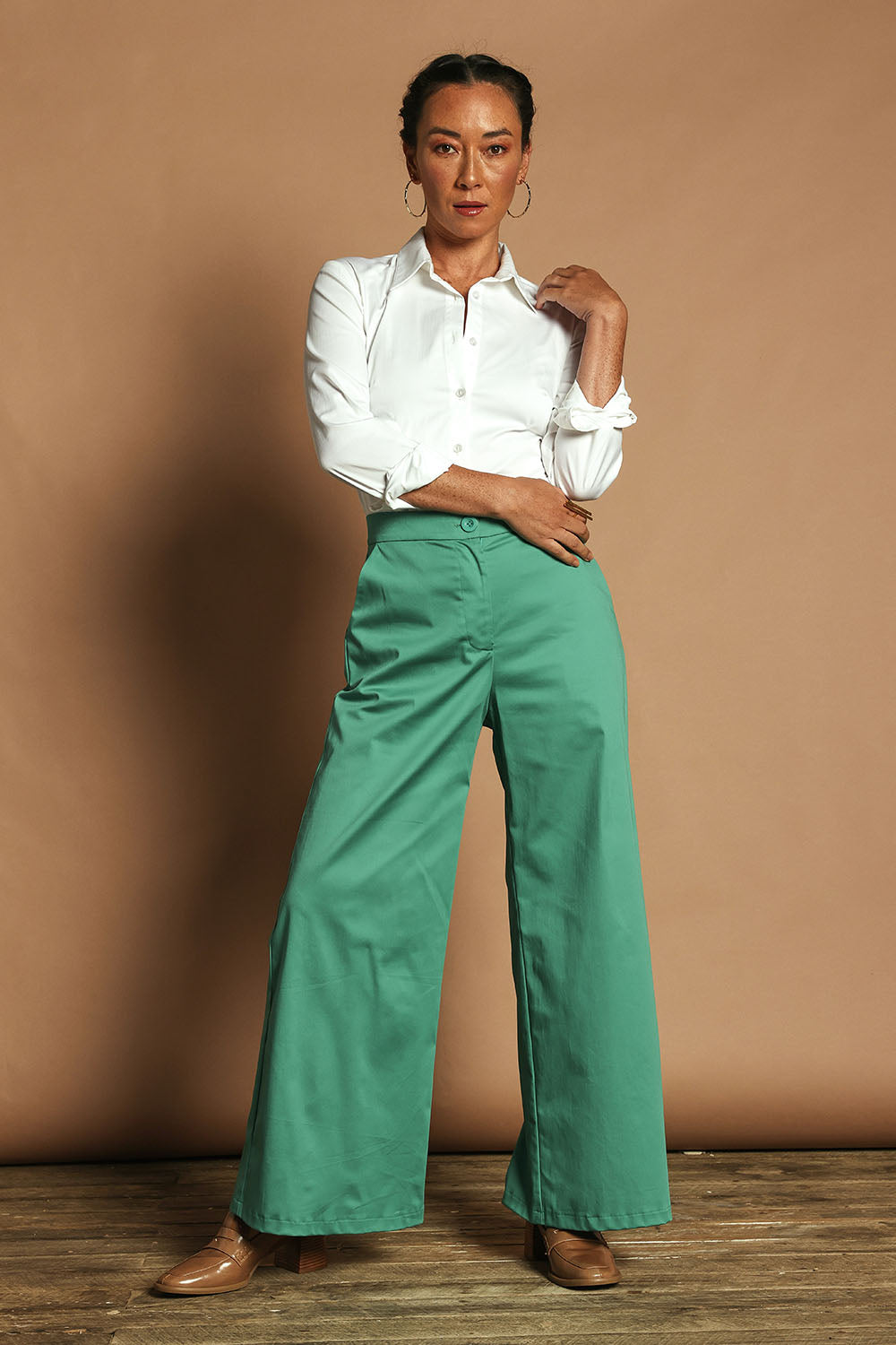 Model Katie wearing size 10 of the Wide Leg Pant in colour Teal (Blue), from the front, showing the whole outfit