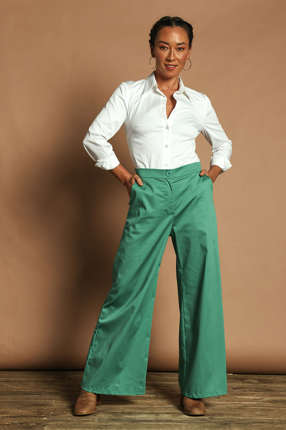 Model Katie wearing size 10 of the Wide Leg Pant in colour Teal (Blue), from the front, showing the whole outfit
