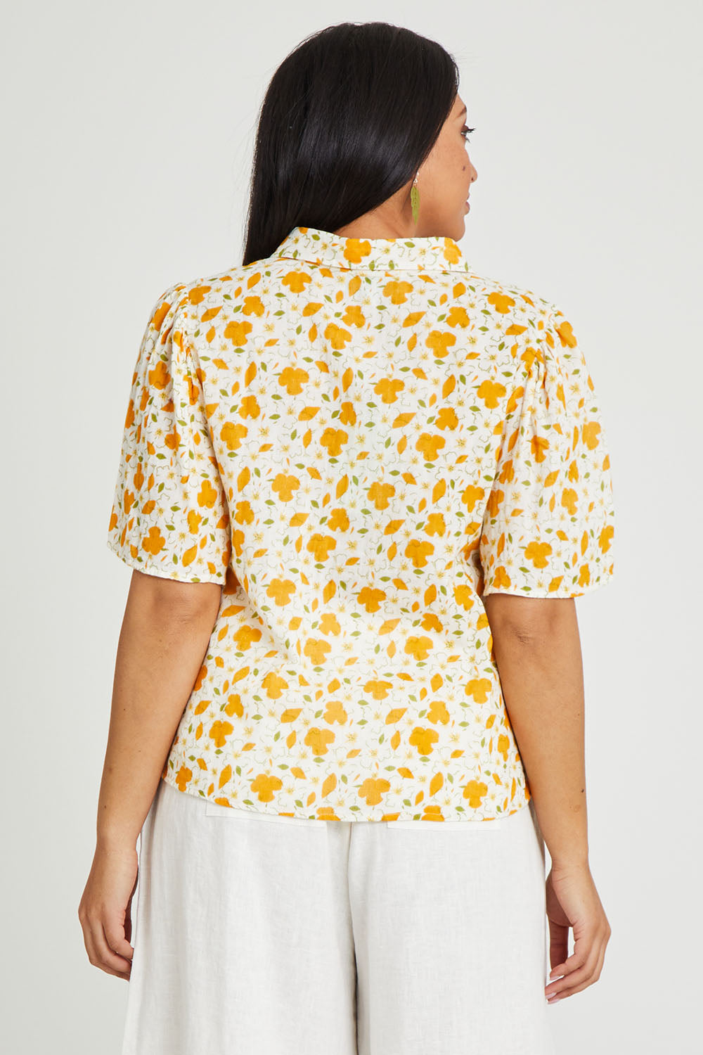 Model Terri-Leigh wearing size 14 of the Printed Button Thru Blouse in colour Goldfloral, from the back