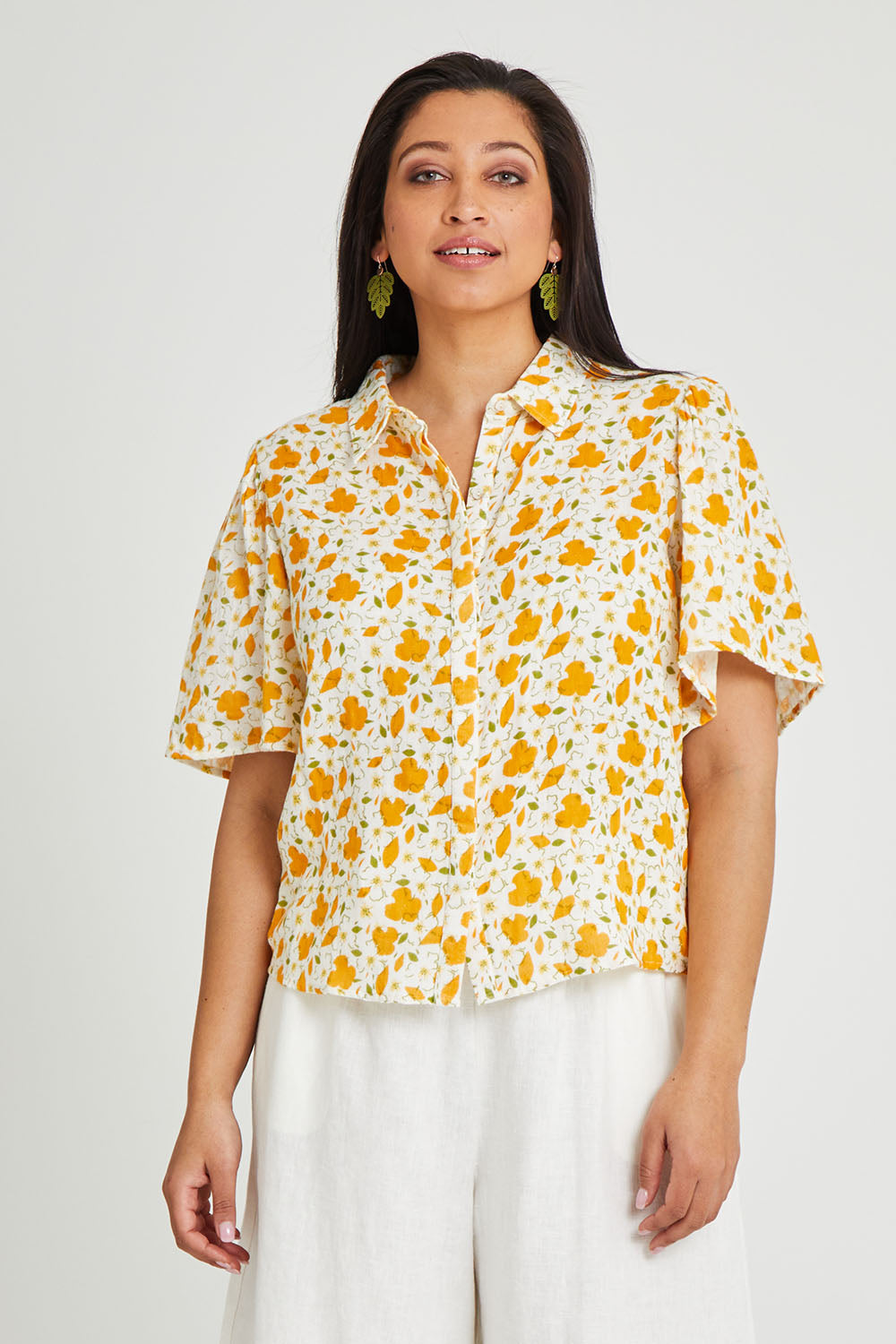 Model Terri-Leigh wearing size 14 of the Printed Button Thru Blouse in colour Goldfloral, from the front, cropped image