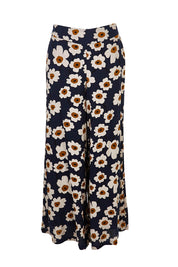 Product shot of the Printed Relaxed Pant in colour Daisyfield (Blue), from the front