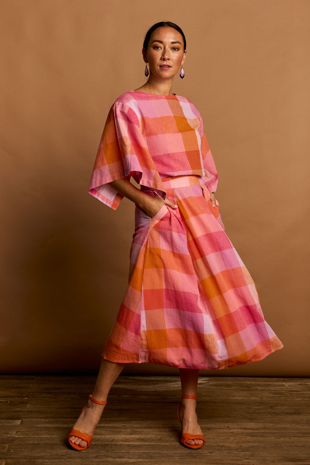 Model Katie wearing size 10 of the Yarn Dyed Cotton Wide Sleeve Top in colour Sherbet (Pink), from the front, showing the whole outfit