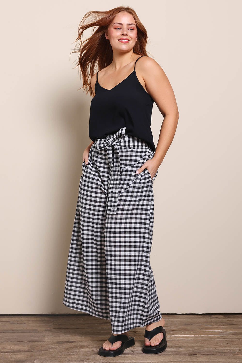 Model Georgiel wearing size 10 of the Cotton Waist Tie Pants – Gingham in colour Gingham, from the front