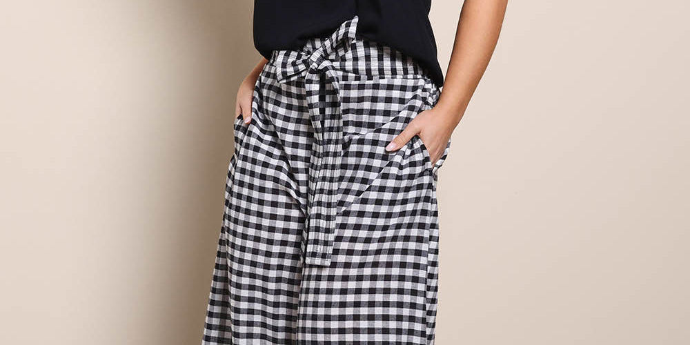 Model Georgiel wearing size 10 of the Cotton Waist Tie Pants – Gingham in colour Gingham, from the front