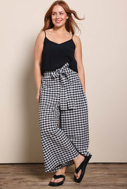 Model Georgiel wearing size 10 of the Cotton Waist Tie Pants – Gingham in colour Gingham, from the front