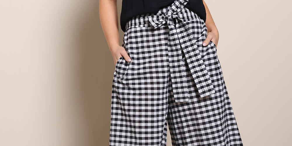 Model Georgiel wearing size 10 of the Cotton Waist Tie Pants – Gingham in colour Gingham, from the front