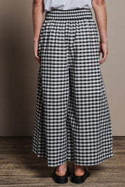 Model Katie wearing size 10 of the Cotton Waist Tie Pants in colour Gingham (Black), from the back