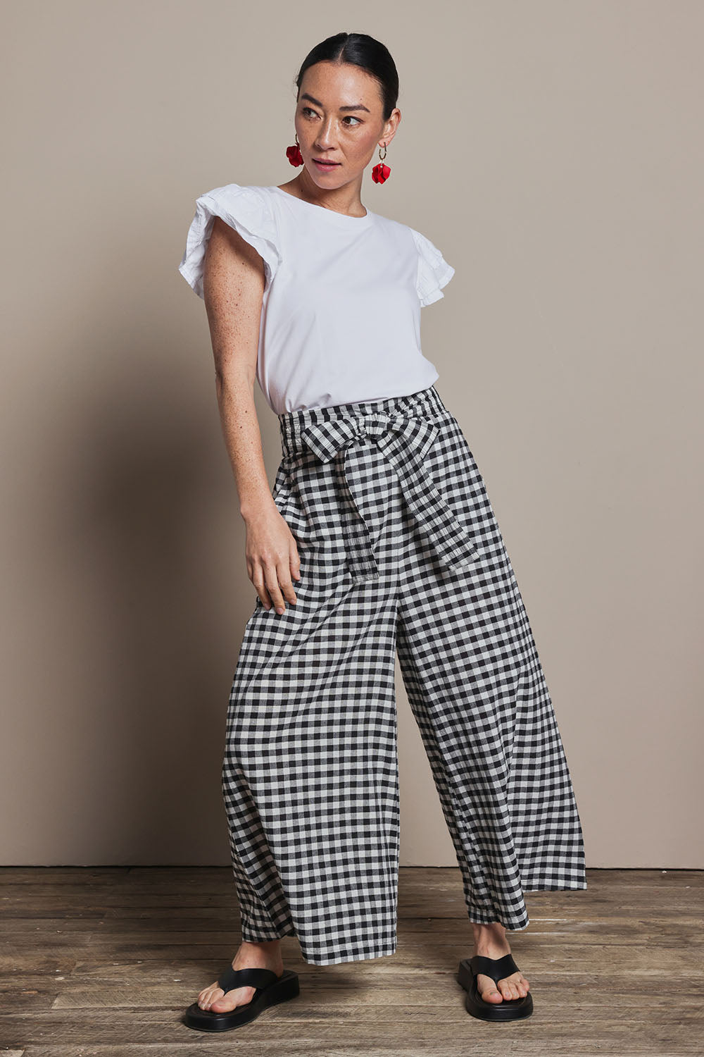 Model Katie wearing size 10 of the Cotton Waist Tie Pants in colour Gingham (Black), from the front, showing the whole outfit