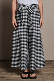 Model Katie wearing size 8 of the Cotton Waist Tie Pants in colour Gingham (Black), from the front, cropped image