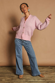 Model Katie wearing size S of the Fluffy Relaxed Ribbed Cardigan in colour Prismpink (Pink), from the front, showing the whole outfit