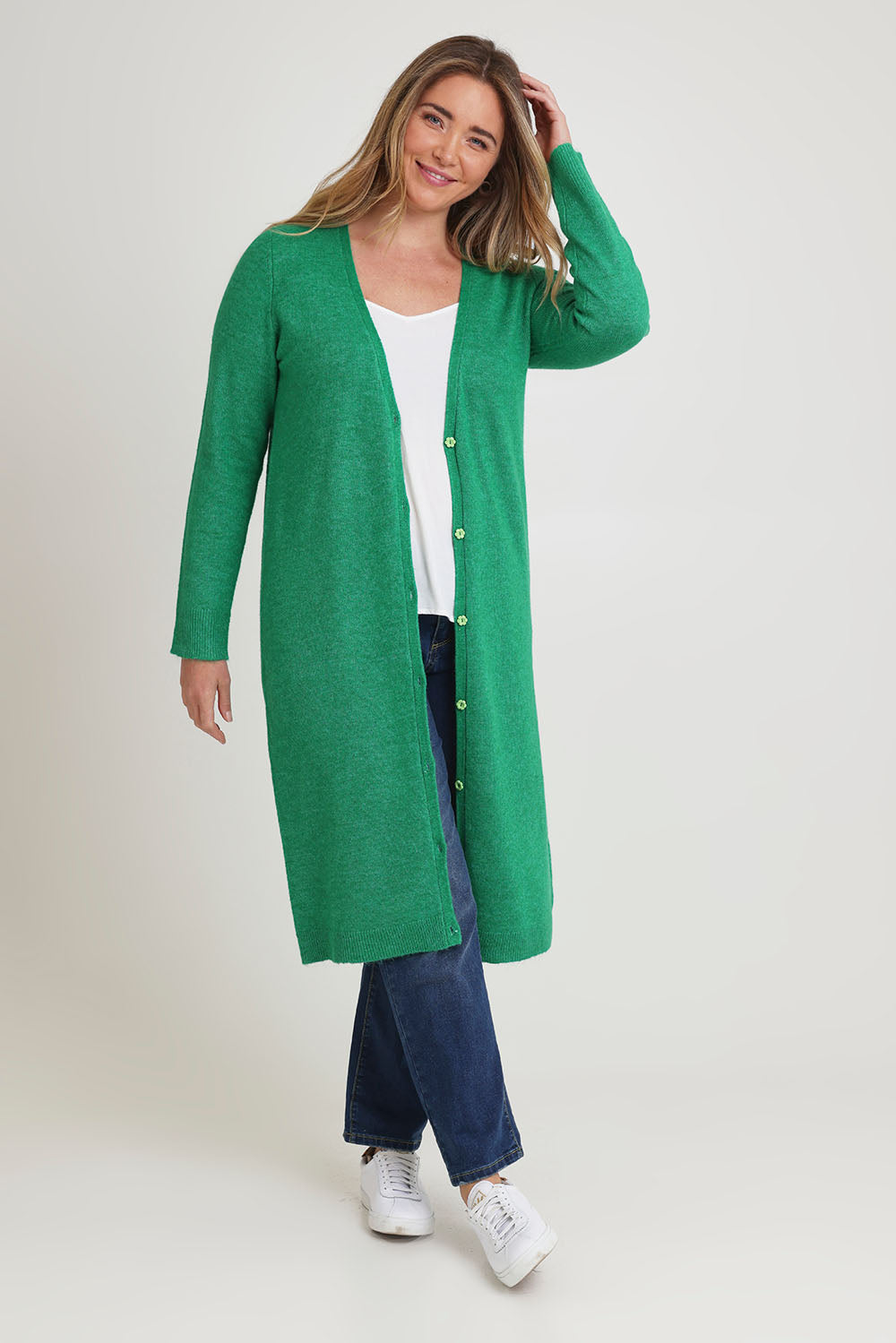 Model Chanel wearing size XL of the Long Textured Cardigan in colour Boldgreen (Green), from the front, showing the whole outfit