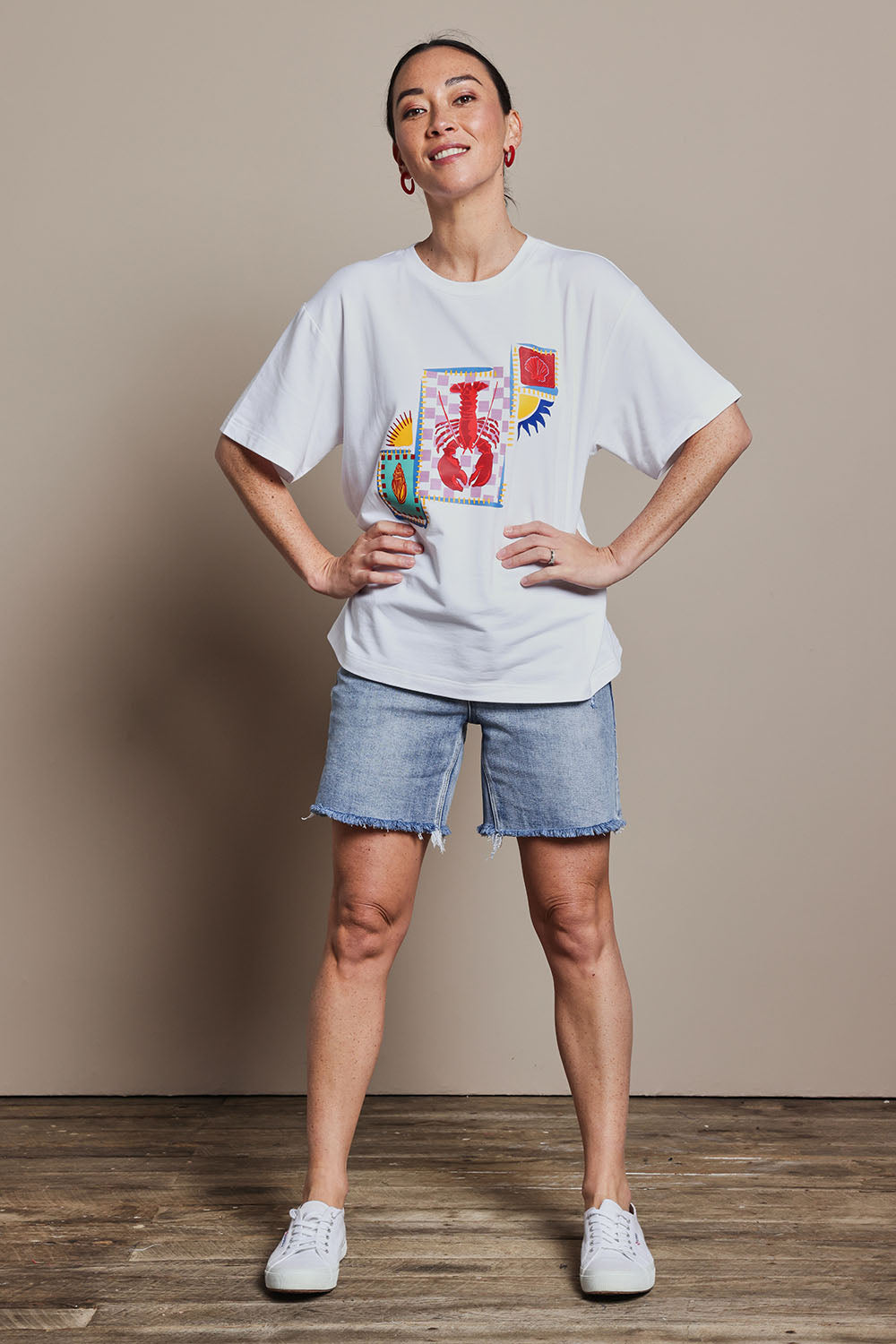 Model Katie wearing size 10 of the Printed Cotton Blend Tee in colour Lobster, from the front, showing the whole outfit