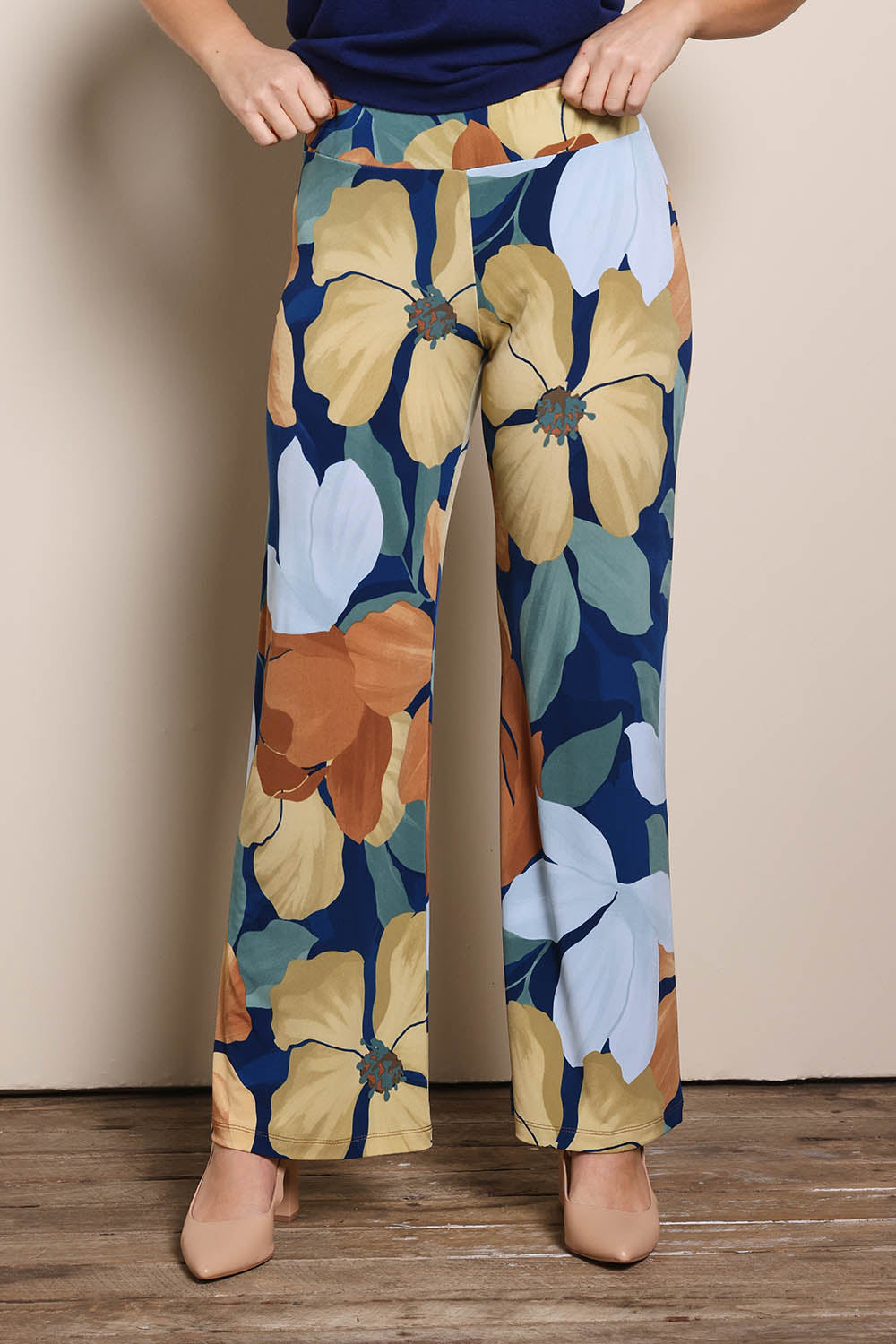 Model Georgiel wearing size 10 of the Printed Straight Leg Pull On Pant – Amberflora in colour Amberflora, in a cropped view