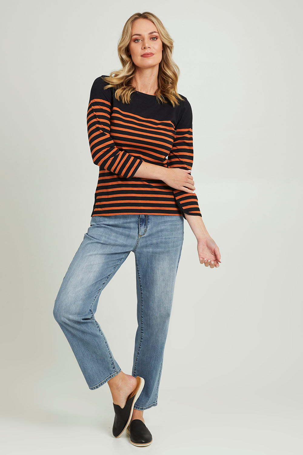 Model Grace wearing size S of the 3/4 Sleeve Breton in colour Amberstrip (Black), from the front, showing the whole outfit