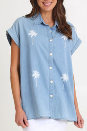 Model Madeline wearing size S of the Montego Denim Shirt in colour Safira (Blue), from the front, cropped image