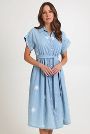 Model Madeline wearing size S of the Montego Denim Shirt Dress in colour Safira (Blue), from the front, cropped image