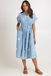 Model Madeline wearing size S of the Montego Denim Shirt Dress in colour Safira (Blue), from the front, showing the whole outfit