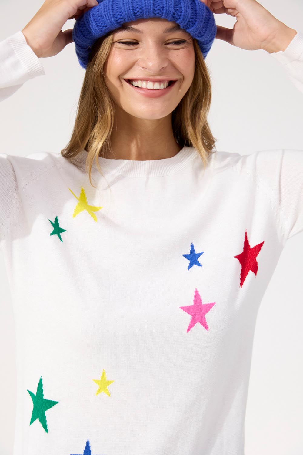 A model wearing the Vermont Star Crew in colour White (White), from the front, cropped image