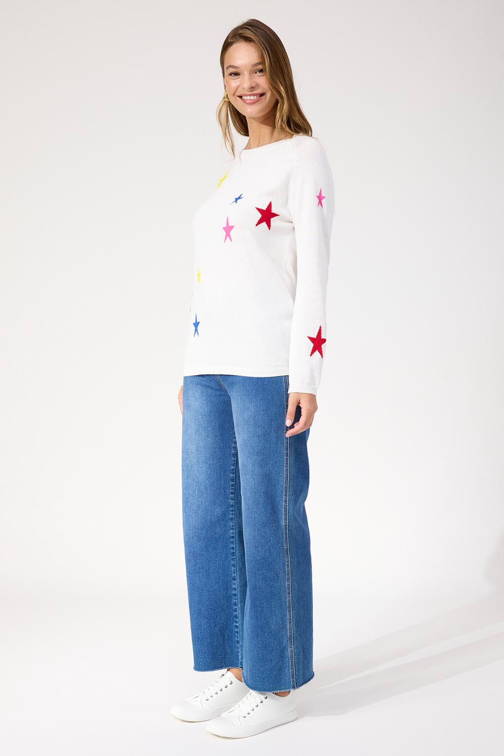 A model wearing the Vermont Star Crew in colour White (White), from the front, showing the whole outfit