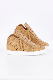 A model wearing size 37 of the Asher Sneaker in colour Natural, from the front, showing the whole outfit