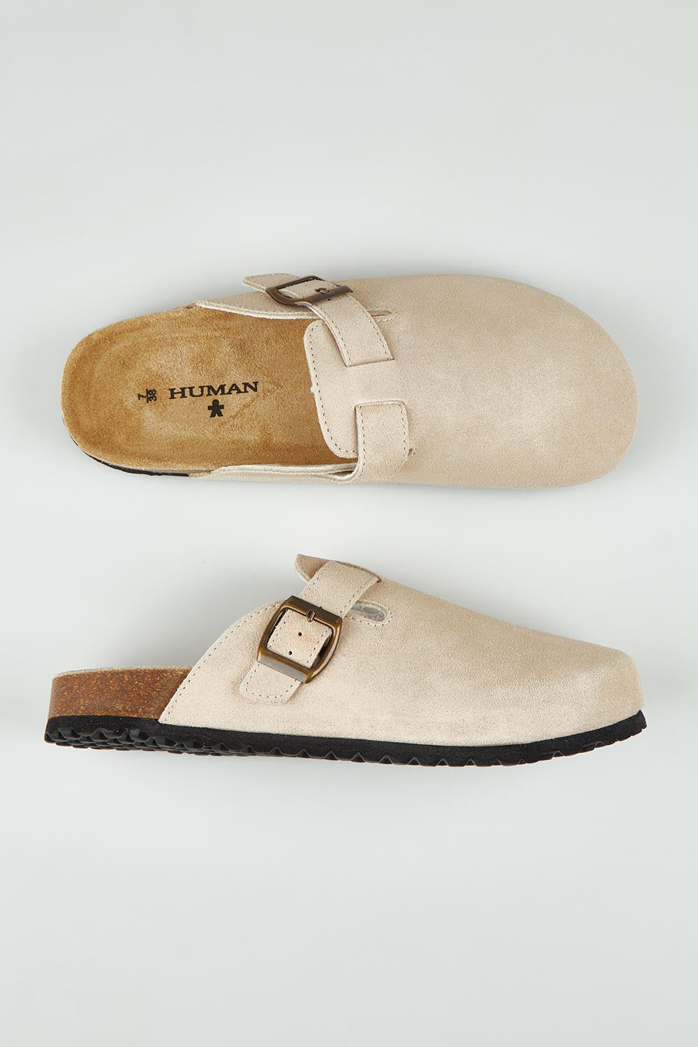 A model wearing size 37 of the Lara Leather Slide in colour Sand, from the front, showing the whole outfit