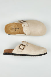 A model wearing size 37 of the Lara Leather Slide in colour Sand, from the front, showing the whole outfit
