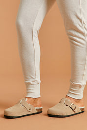 A model wearing size 39 of the Lego Slide in colour Sand, from the front, cropped image