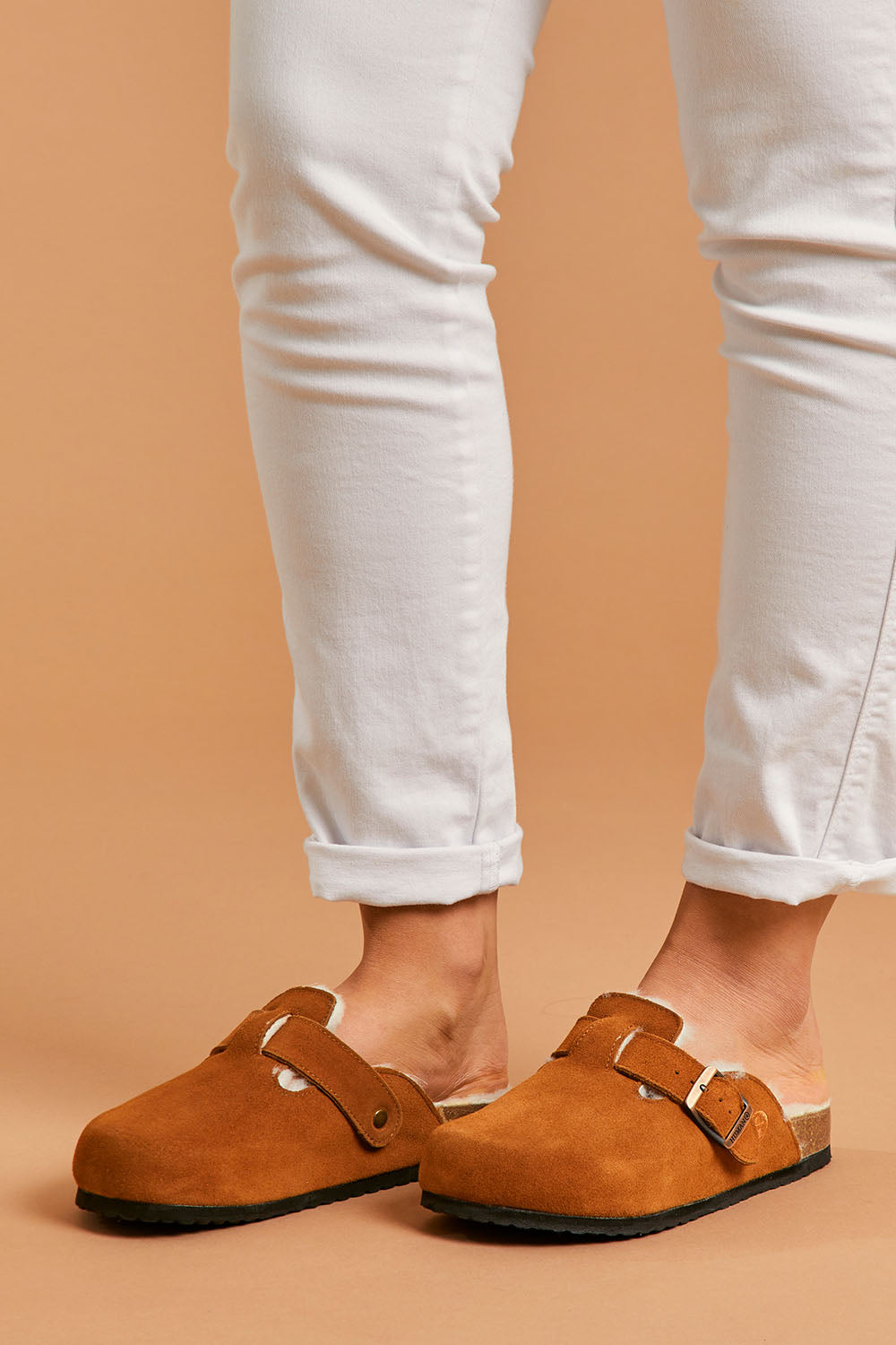 A model wearing size 39 of the Lego Slide in colour Tan, from the front, cropped image