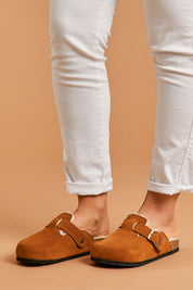 A model wearing size 39 of the Lego Slide in colour Tan, from the front, cropped image