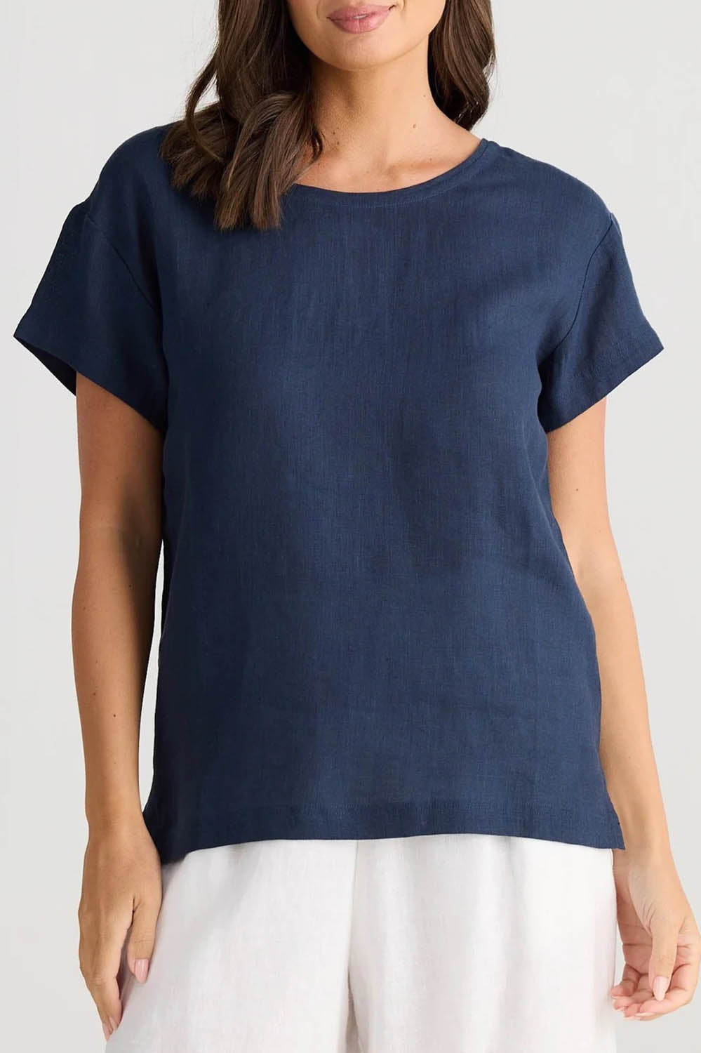 A model wearing the Captain Linen Tee in colour Navy (Blue), from the front, cropped image
